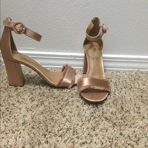 Cute rose gold heels!